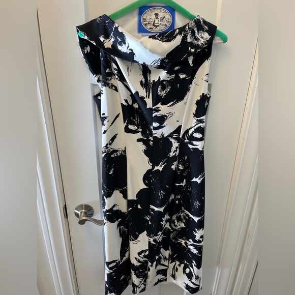 Black and white dress with collar. - Picture 2 of 3